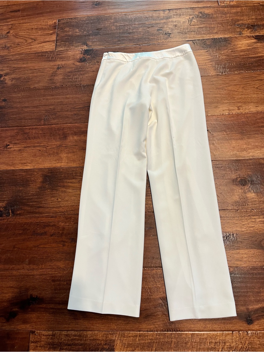 WHITE HOUSE BLACK MARKET. WHITE LINED “FLYAWAY PANTS” SIZE 6